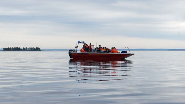 Сотрудники МЧС России во время поисково-спасательных работ на озере Сямозеро. Архивное фото