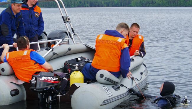 Сотрудники МЧС России во время поисково-спасательных работ на озере Сямозеро в Карелии