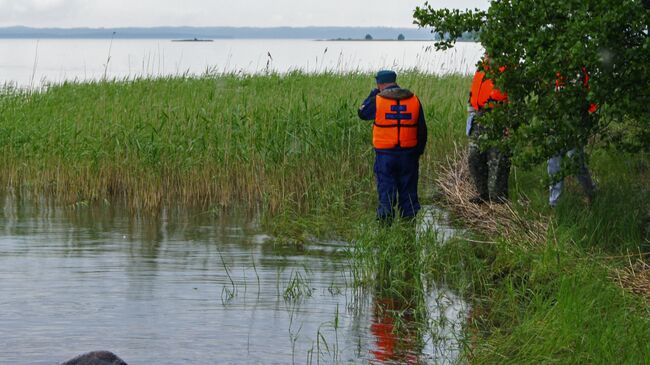 Сотрудники МЧС России во время поисково-спасательных работ на озере Сямозеро. Архивное фото