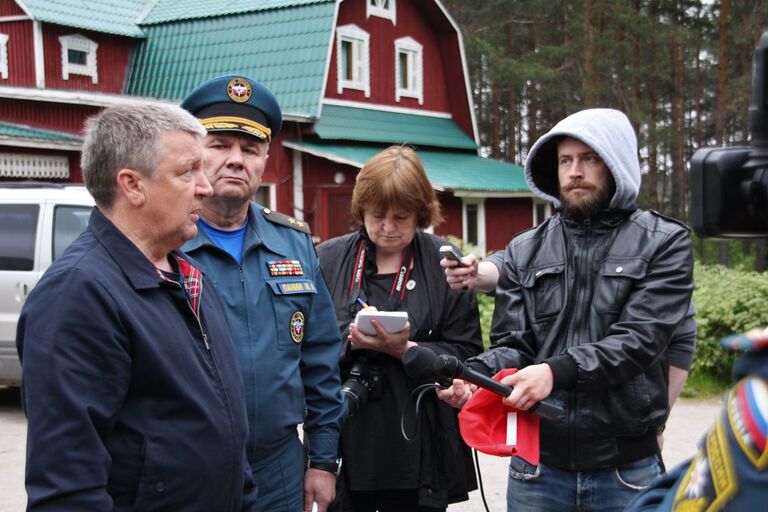 Глава Республики Карелия Александр Худилайнен (слева) отвечает на вопросы журналистов во время поисково-спасательных работ МЧС России на озере Сямозеро в Карелии