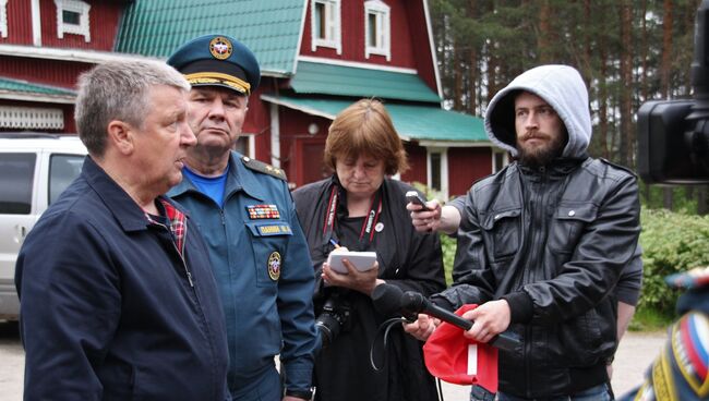 Глава Республики Карелия Александр Худилайнен (слева) отвечает на вопросы журналистов во время поисково-спасательных работ МЧС России на озере Сямозеро в Карелии