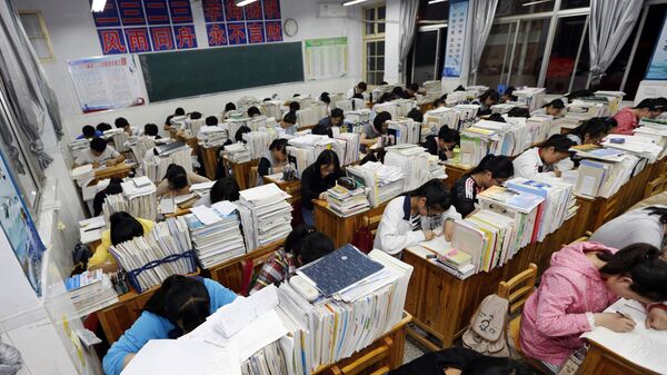 Абитуриенты на вступительном экзамене в Ляньюньган, Китай