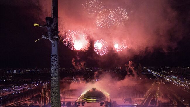 Праздничный салют в честь Дня защитника Отечества в Москве. Архивное фото