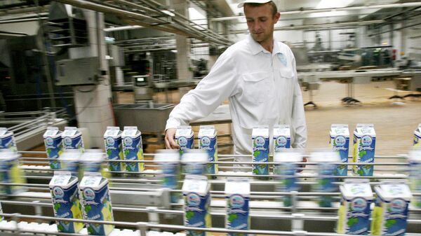 Участок розлива молока ОАО Савушкин продукт в Белоруссии. Архивное фото
