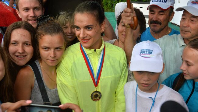 Елена Исинбаева с болельщиками на чемпионате России по легкой атлетике в Чебоксарах