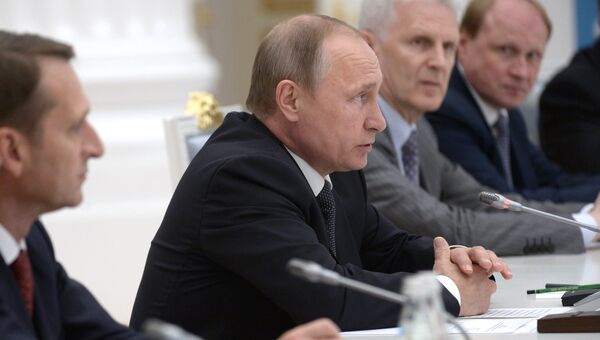 Президент России Владимир Путин во время встречи с участниками Общероссийского исторического собрания в Кремле
