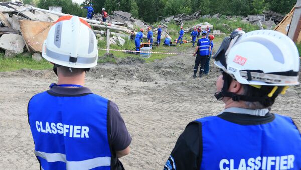 Международные судьи проводящие аттестацию, наблюдают за действиями спасателей отряда Центроспас МЧС РФ