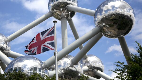 Флаг Великобритании на фоне Атомиума в парке Мини-Европа в Брюсселе, Бельгия