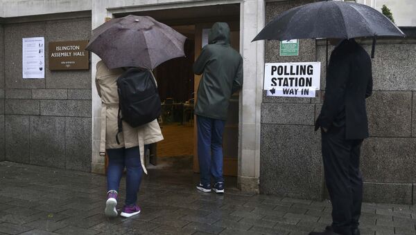 Люди на участке для голосования о членстве Британии в ЕС. Лондон, Великобритания. 23 июня 2016