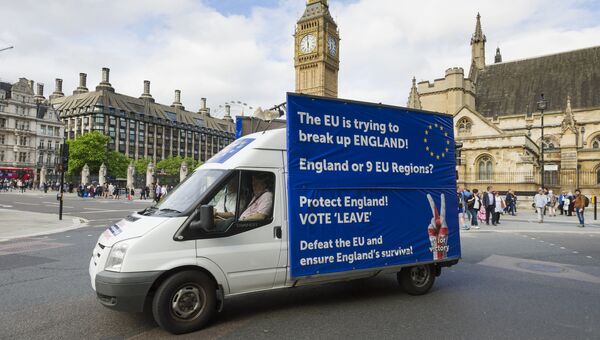 Грузовик у здания британского парламента в Лондоне с агитацией за выход Великобритании из Европейского Союза