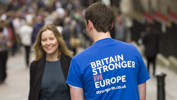 Волонтер на улице Лондона раздает прохожим листовки с агитацией за сохранение членства в Европейском Союзе