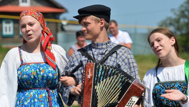 Участники фольклорного коллектива во время обрядового хоровода. Архив