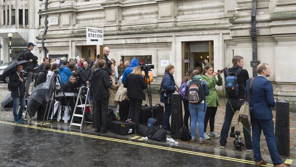 Журналисты у Методистского центрального зала Вестминстера ждут прибытия премьер-министра Дэвида Кэмерона на референдум по сохранению Великобританией членства в Европейском Союзе