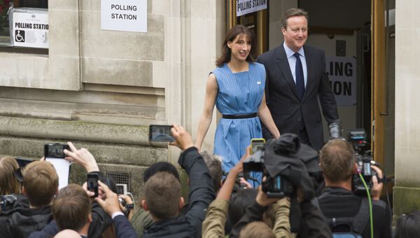 Премьер-министр Великобритании Дэвид Кэмерон и его супруга Саманта после голосования в Методистском центральном зале Вестминстера на референдуме по сохранению Великобританией членства в Европейском Союзе