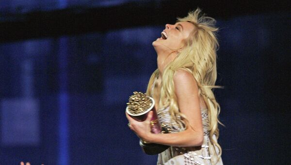 Линдси Лохан получает награду за роль в фильме Дрянные девчонки, во время церемонии MTV Movie Awards. Лос-Анджелес