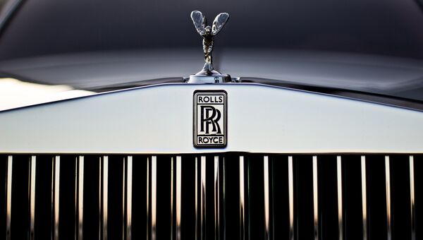 Эмблема Rolls-Royce на радиаторной решетке автомобиля