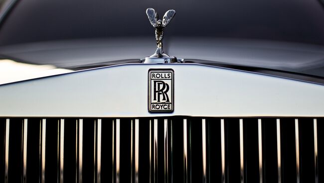 Эмблема Rolls-Royce на радиаторной решетке автомобиля