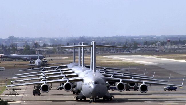 Военно-транспортные самолеты С-17. Архивное фото