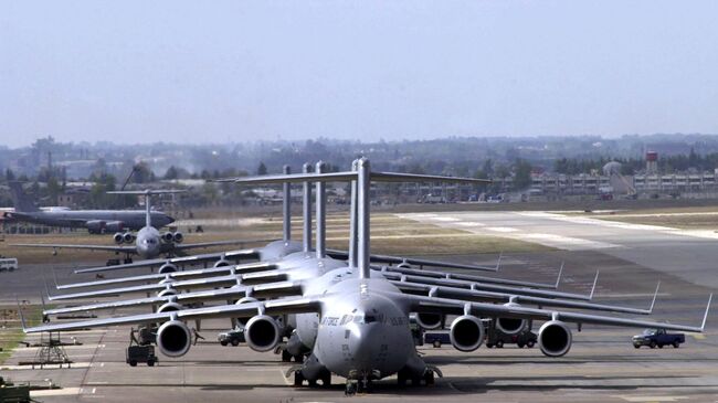 Военно-транспортные самолеты С-17 Globemaster III на авиабазе Инджирлик в Турции. Архивное фото