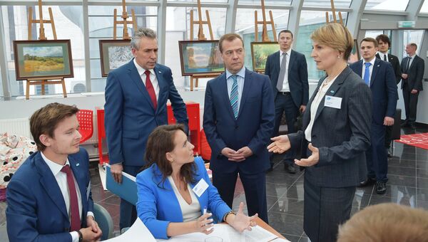 Председатель правительства РФ Дмитрий Медведев перед началом заседания наблюдательного совета Внешэкономбанка. 23 июня 2016