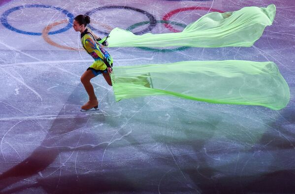Аделина Сотникова во время показательного выступления на XXII зимних Олимпийских играх в Сочи