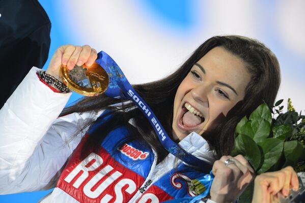 Аделина Сотникова, завоевавшая золотую медаль на соревнованиях по фигурному катанию в женском одиночном катании