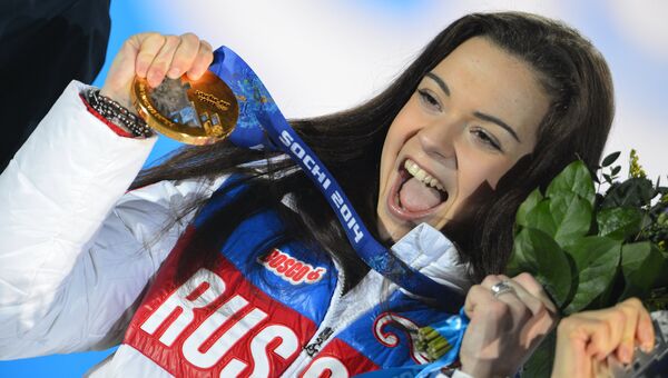Аделина Сотникова, завоевавшая золотую медаль на соревнованиях по фигурному катанию в женском одиночном катании, во время медальной церемонии XXII зимних Олимпийских игр в Сочи. Архивное фото