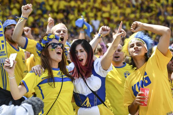 Шведские болельщики перед началом матча группового этапа чемпионата Европы по футболу - 2016 между сборными командами Италии и Швеции