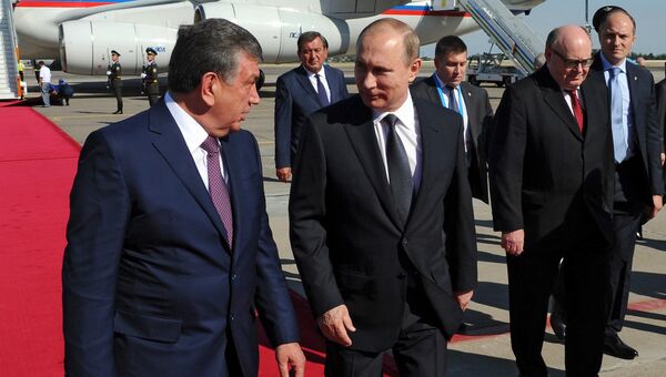 Президент РФ Владимир Путин и премьер-министр Узбекистана Шовкат Мирзиеев во время встречи в аэропорту Ташкента. 23 июня 2016