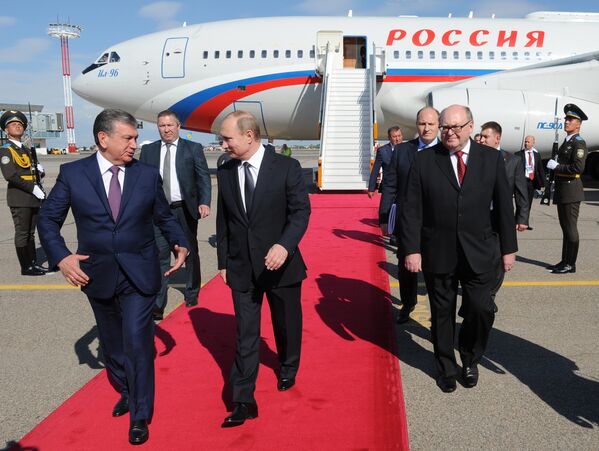 Президент РФ Владимир Путин и премьер-министр Узбекистана Шовкат Мирзиеев во время встречи в аэропорту Ташкента. 23 июня 2016