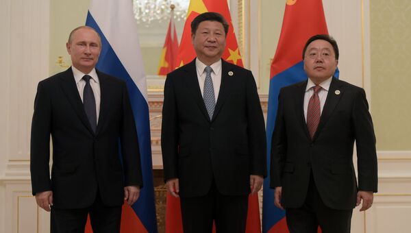 Президент РФ Владимир Путин, председатель КНР Си Цзиньпин и президент Республики Монголия Цахиагийн Элбэгдорж во время встречи в Ташкенте. 23 июня 2016