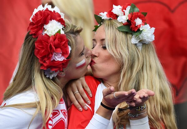 Польские болельщицы перед началом матча группового этапа чемпионата Европы по футболу - 2016