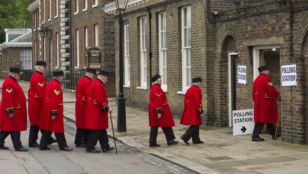 Пенсионеры Королевского госпиталя в Челси идут на избирательный участок чтобы проголосовать на референдуме по сохранению членства Великобритании в ЕС