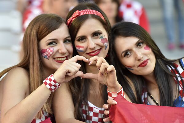 Хорватские болельщицы перед началом матча группового этапа чемпионата Европы по футболу - 2016