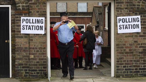 Пенсионеры Королевского госпиталя в Челси выходят с избирательного участка после голосования на референдуме по сохранению членства Великобритании в Европейском Союзе. 23 июня 2016