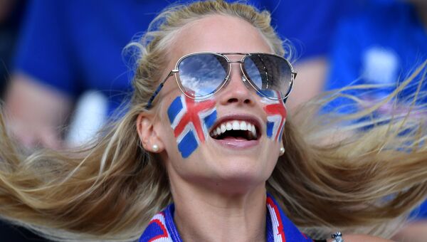 Исландская болельщица перед началом матча группового этапа чемпионата Европы по футболу - 2016