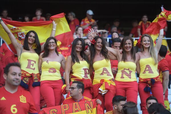 Испанские болельщики перед началом матча группового этапа чемпионата Европы по футболу - 2016