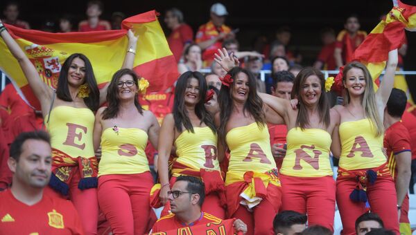 Испанские болельщики перед началом матча группового этапа чемпионата Европы по футболу - 2016