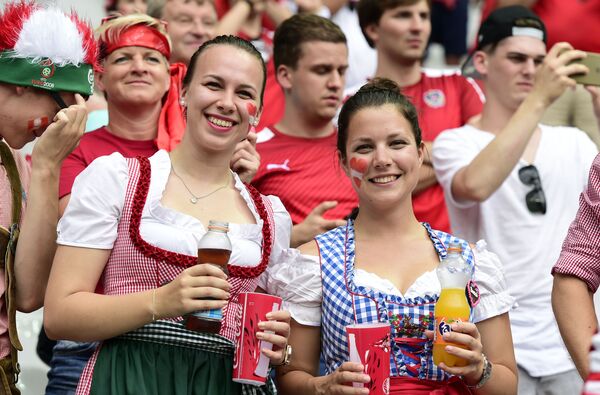 Австрийские болельщицы во время чемпионата Европы по футболу - 2016