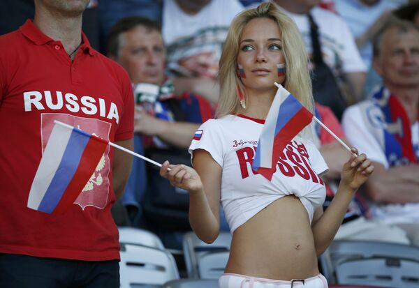Русская болельщица перед началом матча группового этапа чемпионата Европы по футболу - 2016