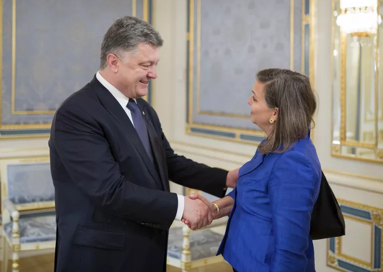 Президент Украины Петр Порошенко и помощник госсекретаря США Виктория Нуланд во время встречи в Киеве. 2015 год Президент Украины Петр Порошенко и помощник госсекретаря США Виктория Нуланд во время встречи в Киеве. 2015 год