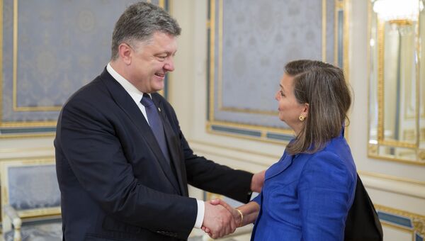 Президент Украины Петр Порошенко и помощник госсекретаря США Виктория Нуланд во время встречи в Киеве. Архивное фото