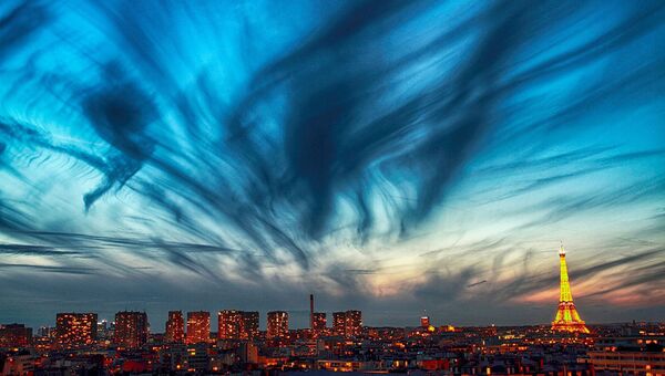 Ночное небо Парижа. Архивное фото