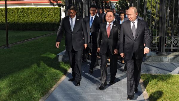 Президент РФ Владимир Путин, и президент Республики Монголия Цахиагийн Элбэгдорж и председатель КНР Си Цзиньпин во время встречи в Ташкенте. 23 июня 2016
