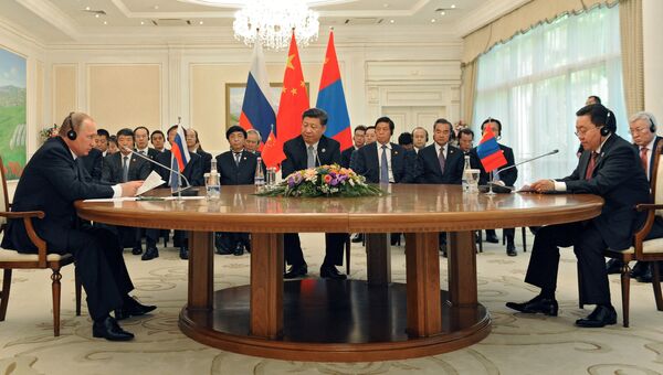 Президент РФ Владимир Путин, председатель КНР Си Цзиньпин и президент Республики Монголия Цахиагийн Элбэгдорж (слева направо) во время встречи в Ташкенте