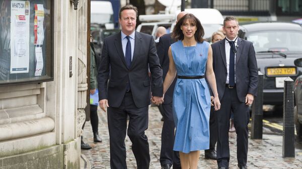 Премьер-министр Великобритании Дэвид Кэмерон и его супруга Саманта идут к Методистскому центральному залу Вестминстера чтобы проголосовать на референдуме