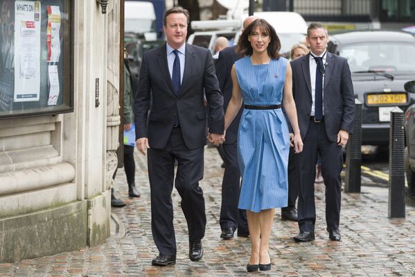 Премьер-министр Великобритании Дэвид Кэмерон и его супруга Саманта идут к Методистскому центральному залу Вестминстера чтобы проголосовать на референдуме