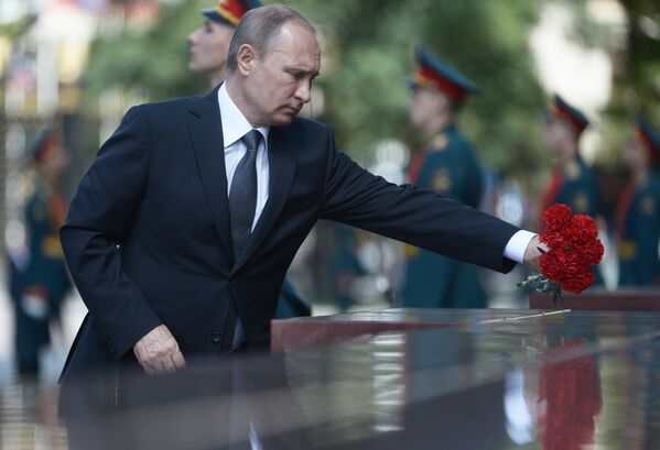 Президент России Владимир Путин возлагает гвоздики к монументам памяти защитникам городов-героев в Александровском саду