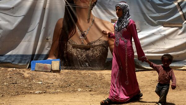 Беженцы из Алеппо в сирийском лагере в долине Бекаа, Ливан
