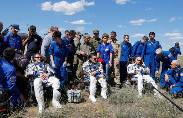 Члены экипажа на МКС Тимоти Пика, Юрий Маленченко и Тимоти Копра после посадки в Казахстане